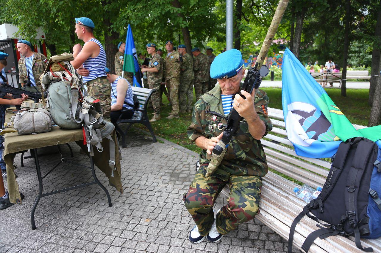 Фото Десантники в фонтанах и колонны машин. Что происходит на улицах Новосибирска в День ВДВ. ОНЛАЙН 21